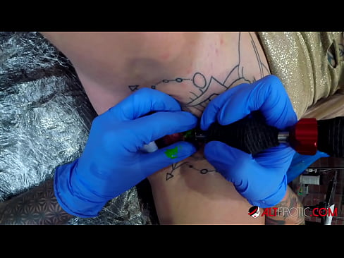❤️ Musikana ane nyora zvakanyanya Sully Savage akawana tattoo pa clitoris yake Zvinonyadzisira fb ️❤